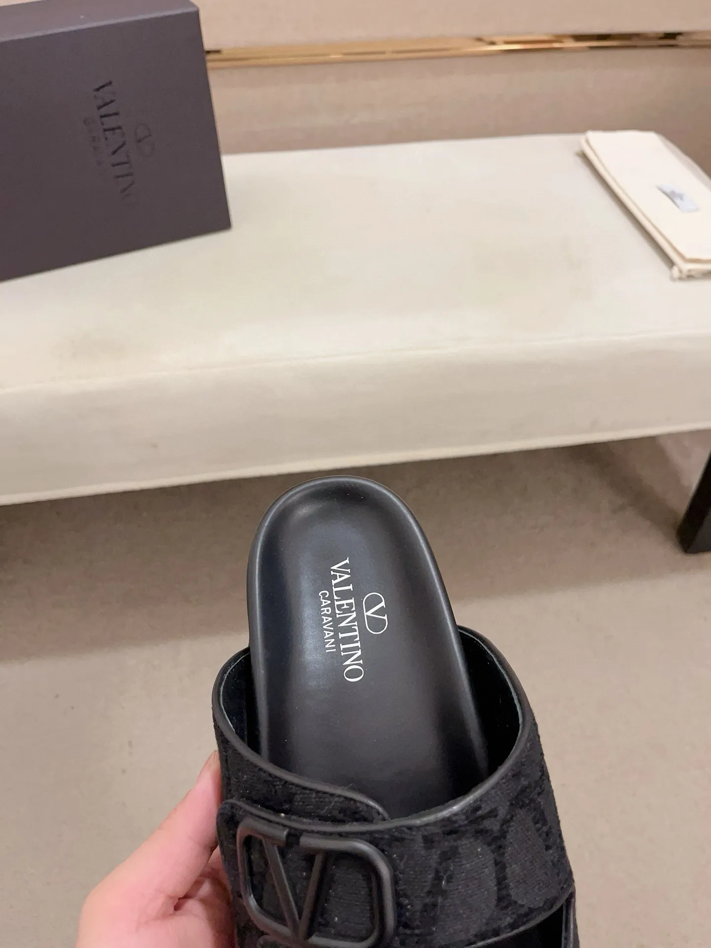 Men's shoes💰: 440💰[Valentino] New men's boutique slippers, counter quality, classic plaid, the actual workmanship is quite complex🔰The uppers are made of imported fabrics➕🐑Sheepskin lining, which tests the craftsman's craftsmanship➕original PU outsole. Size: 38-44 (45 can be customized, non-refundable)
